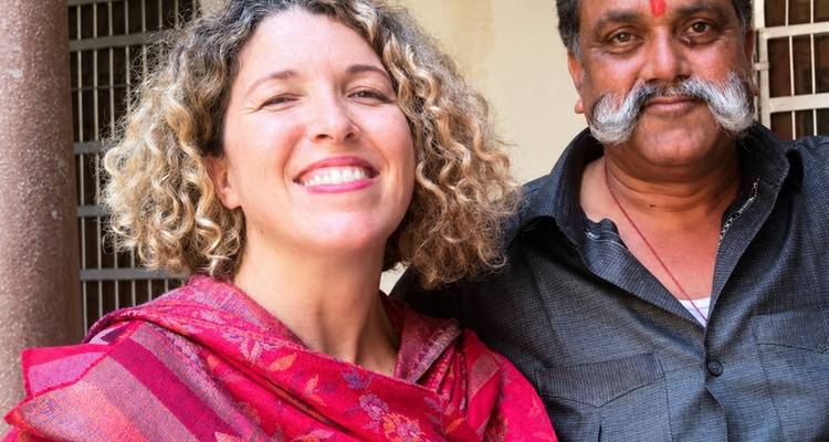 Nahaufnahme eines lächelnden Reisenden mit einem Mann aus Rajasthan, der einen nach oben gebogenen Schnurrbart trägt.
