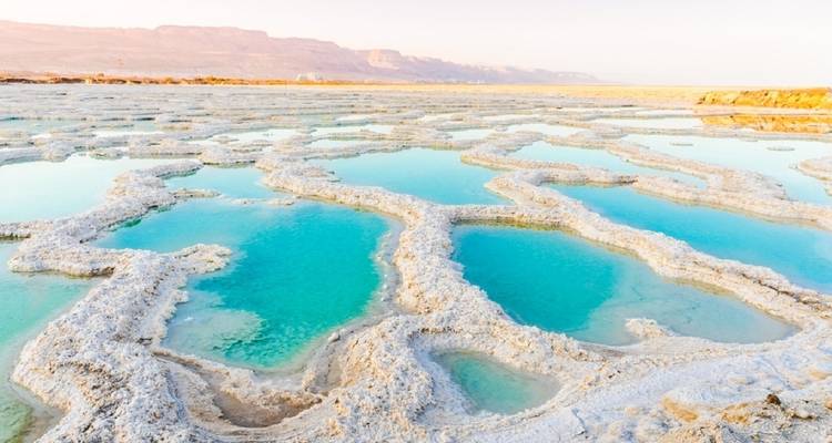 Formaciones minerales coloridas en un lago de agua salada.