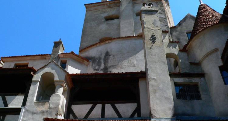 Dächer eines historischen Schlosses vor einem blauen Himmel.