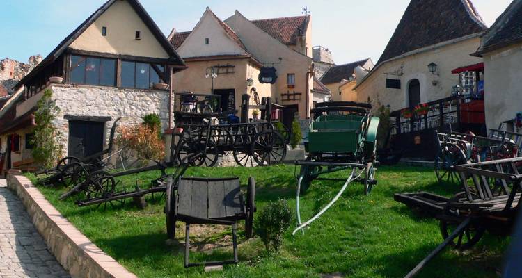 Freilichtmuseum mit historischen Wagen und Gebäuden.