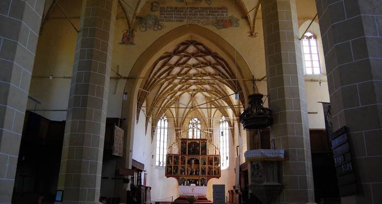 Inneres einer gotischen Kirche mit Gewölbedecken.