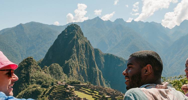 Reisende teilen sich einen malerischen Aussichtspunkt mit Blick auf die Zitadelle von Machu Picchu und ihre umliegenden Gipfel.