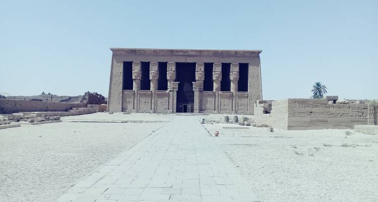 Complexe de temples au milieu d'un paysage désertique.