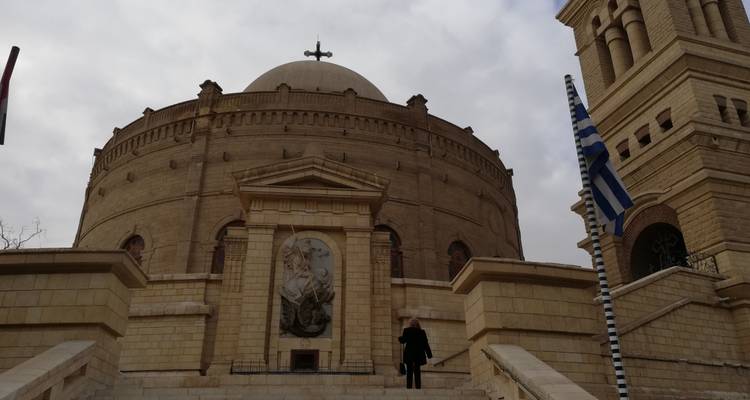 Grand bâtiment à dôme avec une façade ancienne.