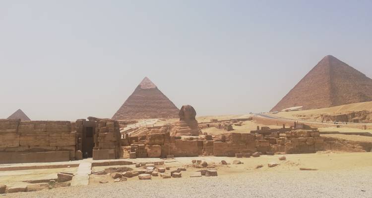 Sphinx et pyramide sous un ciel dégagé.