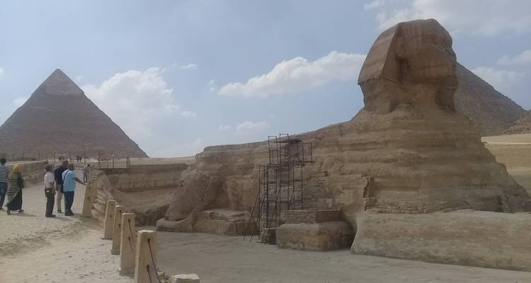 Des touristes près du Sphinx et de la Grande Pyramide.