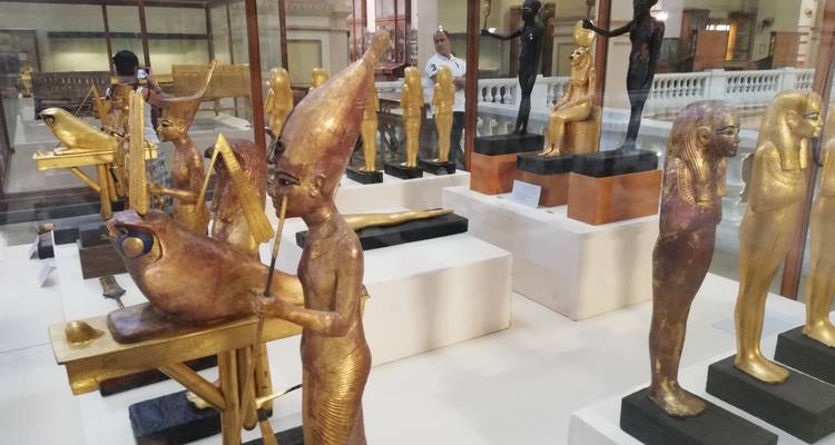 Exposition de statues égyptiennes dorées.