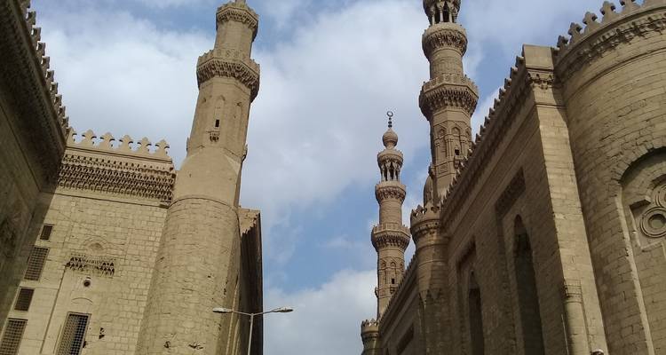 Mosquée historique aux minarets complexes s'élevant vers le ciel.