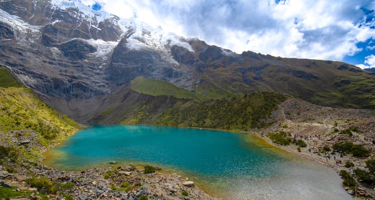 Vista panorámica de un lago turquesa con montañas.