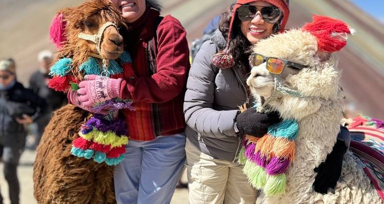 Deux femmes avec des lamas colorés à la Montagne Arc-en-ciel.
