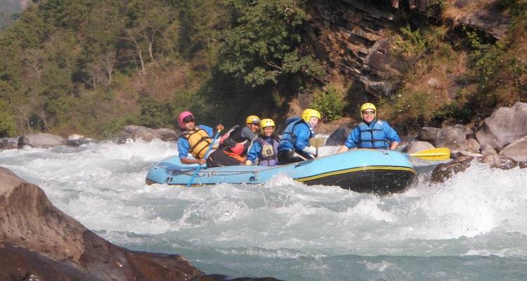 Des aventuriers naviguant sur un radeau dans des eaux tumultueuses.