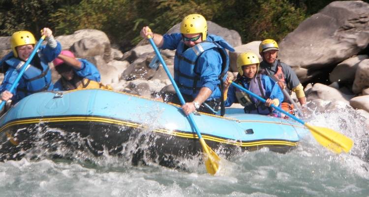 Rafting en groupe sur une rivière en eaux vives.