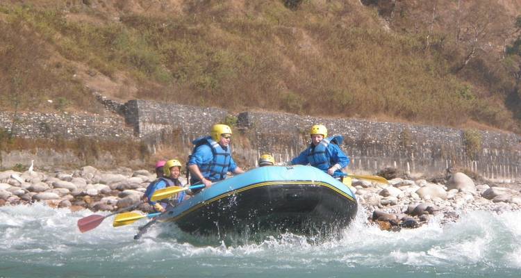 Radeau avec des personnes qui pagaient dans les rapides.