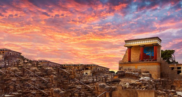 Ruinas minoicas al atardecer con cielos dramáticos.