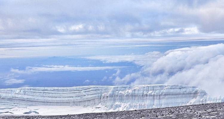 Una amplia extensión de glaciar bajo un cielo nublado.