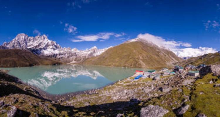 Vista panorámica de un lago glacial con entorno montañoso.