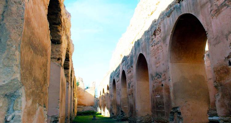 Historische Ruinen mit großen Torbögen und Mauern.