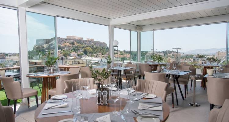 Restaurante con vista a la Acrópolis en Atenas, Grecia.