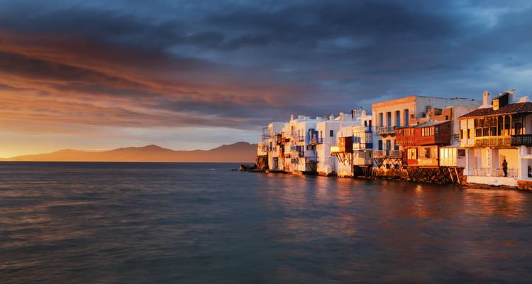 Edificios frente al mar de Mykonos durante el atardecer.