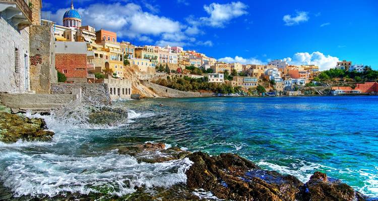 Una vibrante vista al mar con un pueblo colorido en la costa.