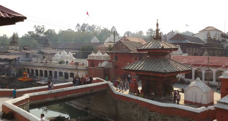 Pashupatinath Tempel gebied met bezoekers.