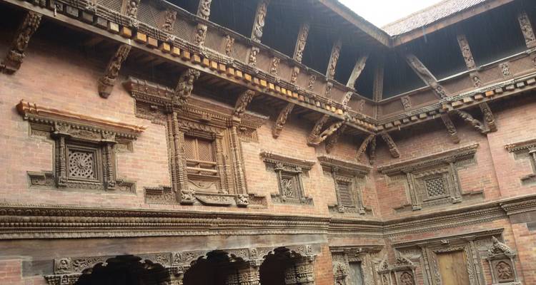 Binnenplaats met ingewikkelde houtsnijwerk.