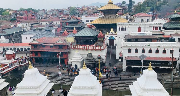 Een historisch tempelcomplex met meerdere gebouwen en mensen.