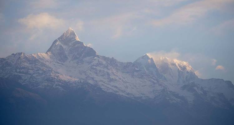 Majestätischer Blick auf Berggipfel bei Sonnenaufgang.