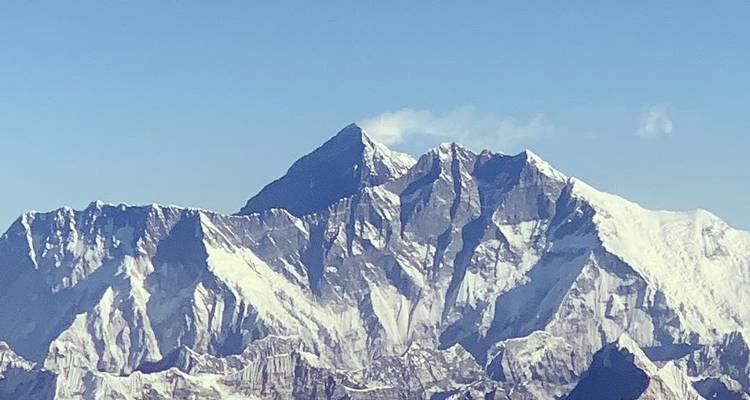 Montagnes enneigées baignées de soleil.