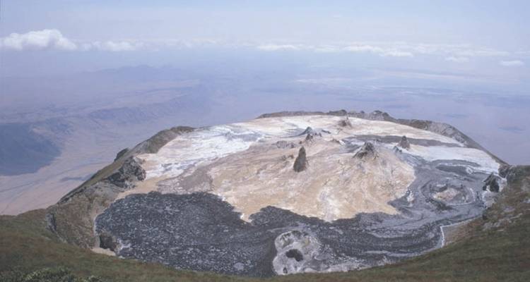 Kraterzicht met vulkanisch landschap.