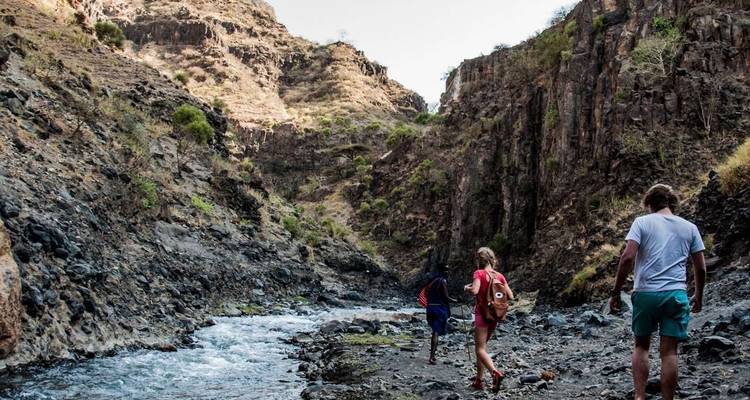 Menschen wandelen in een rotsachtig canyonlandschap.