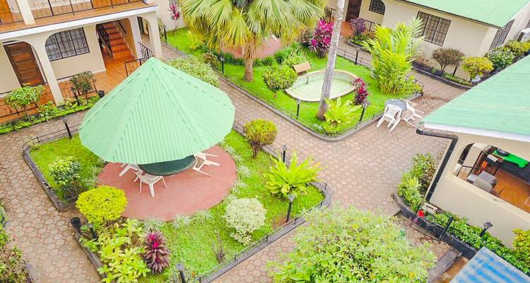 Ascension Kilimanjaro- Marangu 6 jours + Chemka Hot Springs gratuit | Guides experts & Eco-Certifié - World Adventure Tours 10