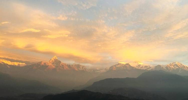 Berglandschaft im Gegenlicht leuchtender Sonnenuntergangsfarben.