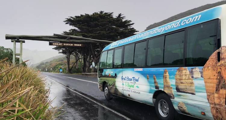Autocar de tourisme garé sur la Great Ocean Road.