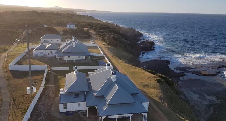 Luftaufnahme von Küstenhäusern mit Meerblick.