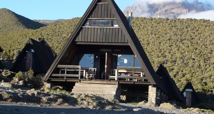 Cabañas tipo A en una zona montañosa.