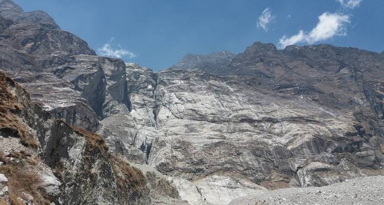 Rotsachtig berglandschap onder een heldere blauwe lucht.
