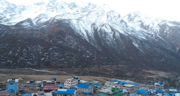 Wazig beeld van een met sneeuw bedekt dorp in de bergen.