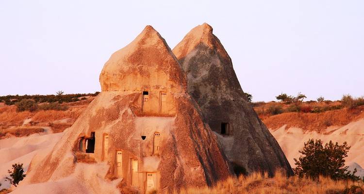 Formations rocheuses avec d'anciennes habitations troglodytiques.