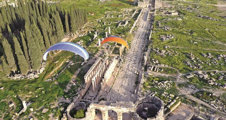 Parapente sobre ruinas antiguas.