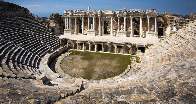 Anfiteatro antiguo con asientos de piedra.