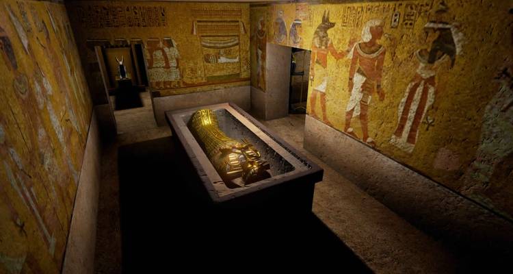 Intérieur d'un tombeau égyptien antique avec un sarcophage décoré.