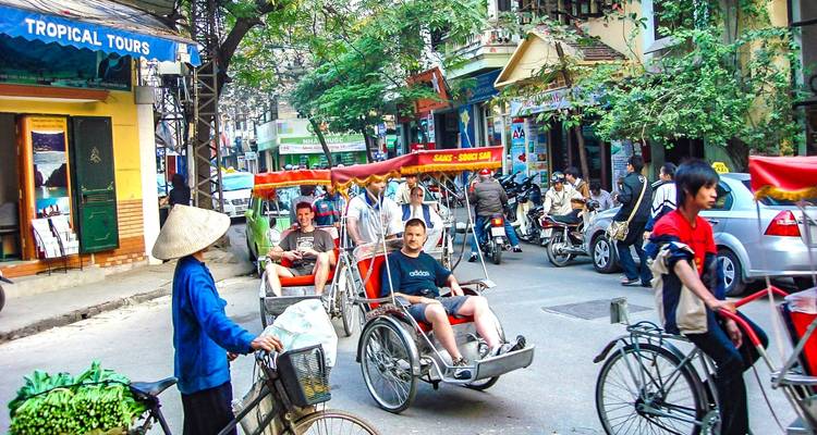 Drukke straat met fietsen en motorfietsen, iconisch Vietnamees leven.