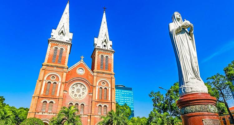 Een kathedraal met twee torens en een standbeeld ervoor.