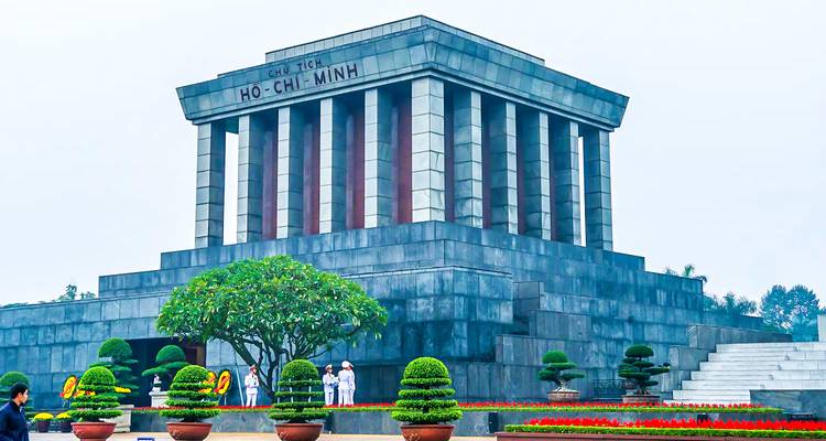 Ho Chi Minh Mausoleum omgeven door goed onderhouden tuinen.