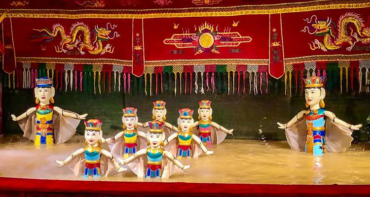 Kleurrijke waterpoppentheatervoorstelling, met traditionele elementen en decoratie.