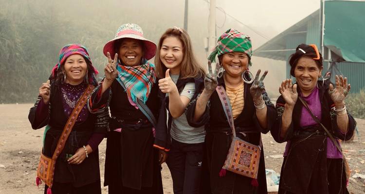 Eine Gruppe einheimischer Frauen in traditioneller Kleidung, die lächeln.
