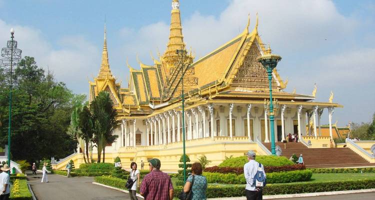 Ein goldener Tempel mit Besuchern, die umhergehen.