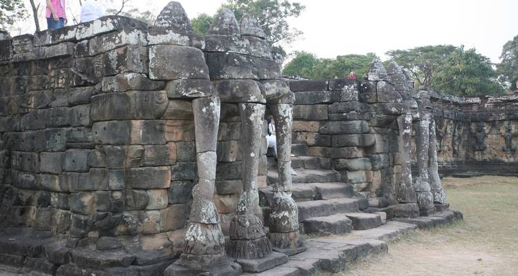 Alte Steinruinen mit Menschen, die sie erkunden.