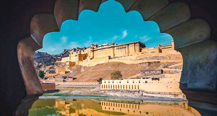 Ingelijste weergave van Amber Fort weerspiegeld in water.